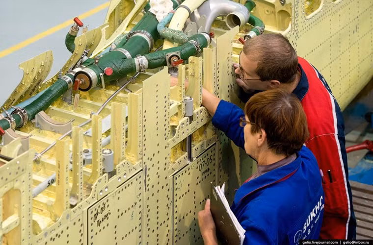 Trong ảnh là các kỹ sư của Novosibirsk kiểm tra phần cánh của một chiếc Su-34 đang được lắp ráp tại đây. Nguồn ảnh: arms-expo.