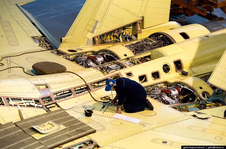 Bên cạnh đó góp phần tạo nên sức mạnh của Su-34 chính là biến thể cải tiến của hệ thống động cơ phản lực lừng danh Saturn AL-31 là AL-31FM1, nó cho phép Su-34 có thể bay với vận tốc hơn Mach 1.8 vượt xa các dòng tiêm kích-bom hiện nay trên thế giới. Nguồn ảnh: arms-expo.