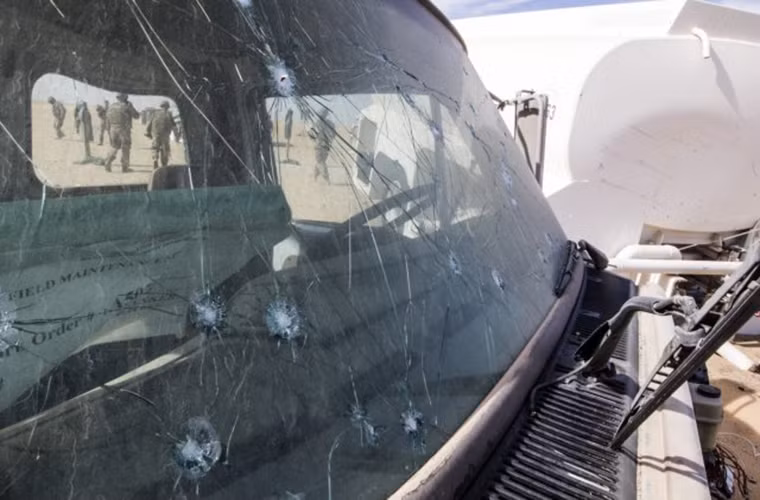 Đạn rocket GMLRS mang theo mình một đầu đạn đặc biệt bên trong chứa hàng trăm ngàn viên bi nhỏ được làm bằng vonfram được kích hoạt đồng thời bằng lõi thuốc nổ cực mạnh. Mục tiêu chính của viên bi này chính là lực lượng bộ binh và các phương tiện cơ giới hạng nhẹ của đối phương. Nguồn ảnh: Quân đội Mỹ