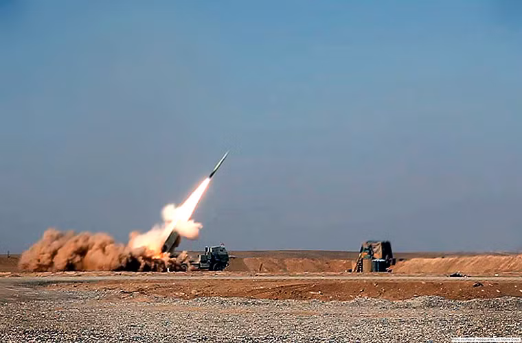 Theo đó thay vì sử dụng bom chùm rải thảm trên diện rộng như hiện tại Mỹ sẽ sử dụng các hệ thống pháo phản lực phóng loạt tấn công các mục tiêu mặt đất từ khoảng cách hàng trăm km. Các đầu đạn đặc biệt của M30A1 sẽ được kích hoạt nổ tức thì khi đến gần mục tiêu nhằm hạn chế tối đa tình trạng vật liệu nổ còn sót lại sau các đợt không kích. Nguồn ảnh: Quân đội Mỹ