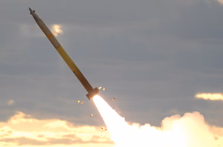 Lữ đoàn pháo binh 197 cũng đơn vị đầu tiên của Quân đội Mỹ thử nghiệm GMLRS trên các hệ thống pháo phản lực M142 HIMARS. Và trong quá trình thử nghiệm tại Kuwait, GMLRS đã thể hiện được sức mạnh của mình không hề thua kém các dòng bom CBU chống bộ binh có trong biên chế của Quân đội Mũ hiện tại, thậm chí phạm vi tấn công hiệu quả của nó còn vượt trội hơn hẳn. Nguồn ảnh: shephardmedia.com