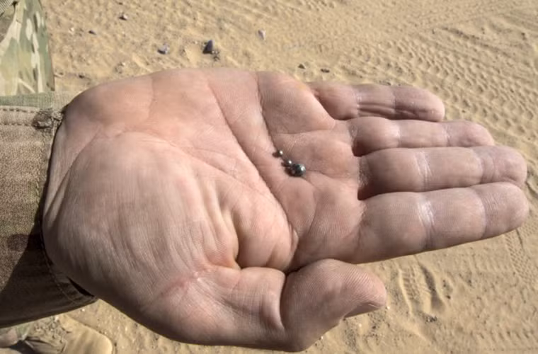 Thiếu tá Joshua Szafranski, một trong những sĩ quan thuộc lữ đoàn pháo binh 197 của Mỹ cho biết, đối với các loại bom chùm CBU kiểu cũ sau khi được triển khai chúng thường để xót lại hàng trăm quả đạn con chưa được kích tạo ra mối nguy hiểm cho dân thường sau chiến sự kết thúc, trong khi đó GMLRS lại hoàn toàn ngược lại. Nguồn ảnh: Quân đội Mỹ