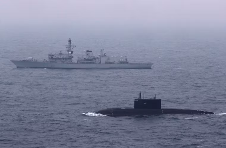 Theo defence.ru, sự việc trên diễn ra vào hôm 5/5 khi tàu ngầm Kilo 636.3 mang tên Krasnodar của Hải quân Nga thực hiện hải trình từ Biển Baltic đến một căn cứ hải quân của nước này ở Biển Đen. Và hành trình của con tàu này có đi ngang vùng Eo biển Manche nằm giữa Anh và Pháp. Nguồn ảnh: defence.ru.