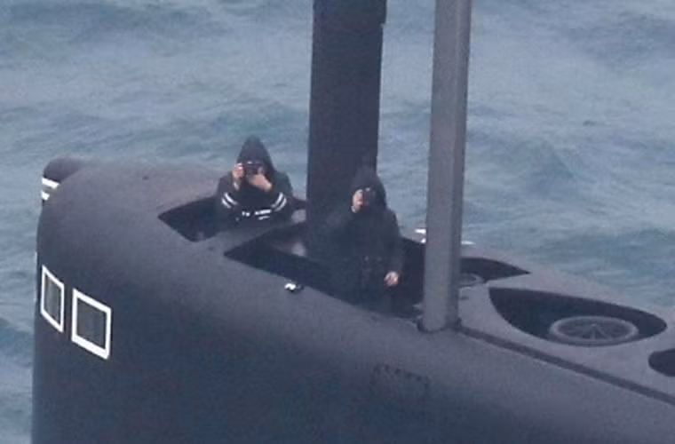 Và để đáp trả lại sự “hiếu khách” của người Anh, thủy thủ đoàn của tàu Krasnodar cũng lấy máy ảnh ra chụp ảnh và quay lại toàn bộ quá trình trên. Trong ảnh là một trong số các thủy thủ tàu ngầm Krasnodar đang chụp ảnh trực thăng NH90 của Hà Lan từ tháp điều khiển của Krasnodar hôm 5/5. Nguồn ảnh: defence.ru.