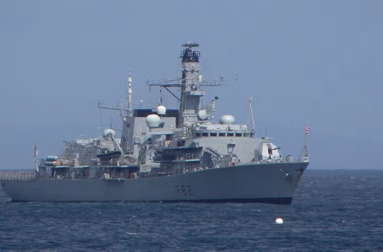 Theo đó, hệ thống tác chiến chống ngầm của Type 23 chỉ ở mức tương đối với hệ thống định vị thủy âm Type 2050 và Type 2087 do hãng Thales chế tạo, kết hợp với đó là trực thăng săn ngầm Westland Lynx. Ngay cả khi phát hiện ra tàu ngầm đối phương Type 23 cũng không có nhiều sự lựa chọn để tấn công khi nó chỉ được trang bị các mẫu ngư lôi hạng nhẹ như Sting Ray (324mm) từ cả trên tàu lẫn trực thăng. Nguồn ảnh: seaforces.org