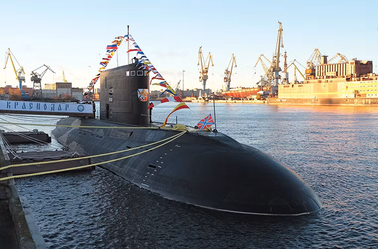 Bên cạnh đó nó còn được trang bị hệ thống vũ khí tấn công đồ sộ gồm các ngư lôi hạng nặng 533mm, thủy lôi. Ở biến thể Project 636.3 chúng còn được trang bị cả tên lửa hành trình Kalibr với khả năng tấn công nhiều loại mục tiêu khác nhau. Trong khi đó để phòng không Project 636.3 được trang bị các tên lửa 9K38 Igla hoặc 9K34 Strela-3. Nguồn ảnh: thesentinel.ca