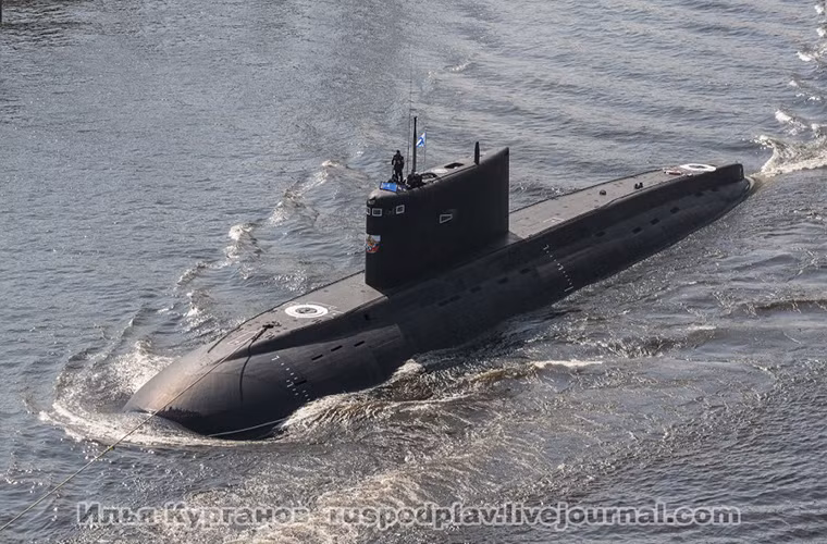 Trong khi đó tàu ngầm Krasnodar là một trong những tàu ngầm lớp Kilo 636.3 mới nhất của Nga mới được đưa vào trang bị trong năm 2016 và được biên chế cho Hạm đội Biển Đen. Các tàu ngầm Kilo có khả năng tác chiến độc lập cao trên biển và cực kỳ khó phát hiện bởi các hệ thống tác chiến chống ngầm thông thường. Nguồn ảnh: livejournal.com.