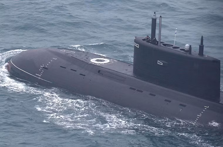 Ngay lập tức Hải quân Hoàng gia Anh đã sốt sắng điều tàu hộ vệ HMS Somerset ra hộ tống tàu ngầm ngay cả khi nó đã nổi trên mặt nước, đi kèm với tàu Krasnodar còn có một tàu cứu kéo của Hải quân Nga làm nhiệm vụ hổ trợ hậu cần. Trong ảnh là tàu Krasnodar được chụp từ trực thăng hải quân NH90 của Hải quân Hà Lan hôm 5/5. Nguồn ảnh: defence.ru.