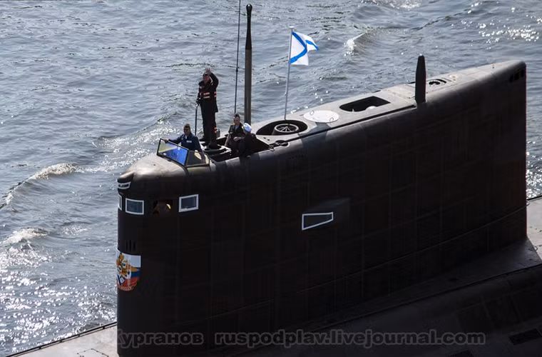 Hiện tại Hải quân Nga đã hoàn tất việc đưa vào trang bị 6 tàu ngầm Kilo cải tiến thuộc Project 636.3 và tất cả chúng đều được biên chế cho Hạm đội Biển Đen nhằm tăng cường sức mạnh hải quân của nước này tại Biển Đen, trước các mối đe dọa ngày càng lớn đến từ NATO. Nguồn ảnh: livejournal.com.