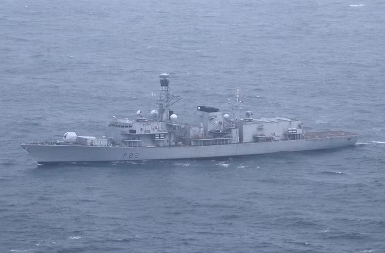 May mắn là sự việc trên không đi xa hơn ngoài những bài phân tích đánh giá nguy cơ xâm hại an ninh hàng hải của Anh từ giới truyền thông nước này. Còn đại diện phía Hải quân Anh thì cho biết họ chỉ làm nhiệm vụ hộ tống các tàu chiến Nga khi chúng di chuyển trong Eo biển Manche, như một phần các biện pháp đảm bảo an ninh hải hàng ở khu vực này cũng như chủ quyền lãnh hải của nước Anh. Nguồn ảnh: defence.ru.