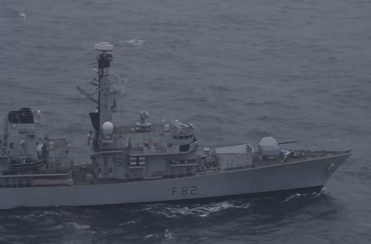 Tàu hộ vệ HMS Somerset (F82) là một trong những tàu chiến thuộc lớp Type 23 của Hải quân Anh được đưa vào trang bị trong giữa những năm 1990. Về cơ bản các tàu Type 23 của Anh được thiết kế như một lớp tàu chiến đa nhiệm trên biển, có khả năng thực hiện nhiều loại nhiệm khác nhau, tuy nhiên chúng không phải là mẫu tàu chuyên về chống ngầm. Nguồn ảnh: defence.ru.
