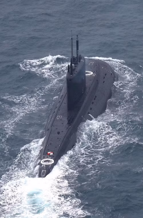 Sự việc trên sẽ chẳng có gì to tát nếu như truyền thông Anh không mô tả hoạt động quân sự thông thường trên thành Hải quân Anh đánh chặn thành công một tàu ngầm Nga khi cố xâm nhập trái phép vào lãnh hải Anh. Thậm chí dựa trên hình ảnh mà Hải quân Hà Lan quay lại được thì tàu Krasnodar của Nga đã di chuyển nổi trên biển trong suốt quá trình di chuyển qua Eo biển Manche. Nguồn ảnh: defence.ru.