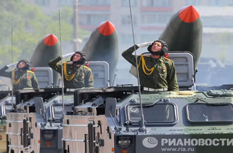 Tổ hợp tên lửa Tochka chính thức biên chế trong Quân đội Liên Xô từ năm 1976 và biến thể Tochka-U là từ năm 1989.