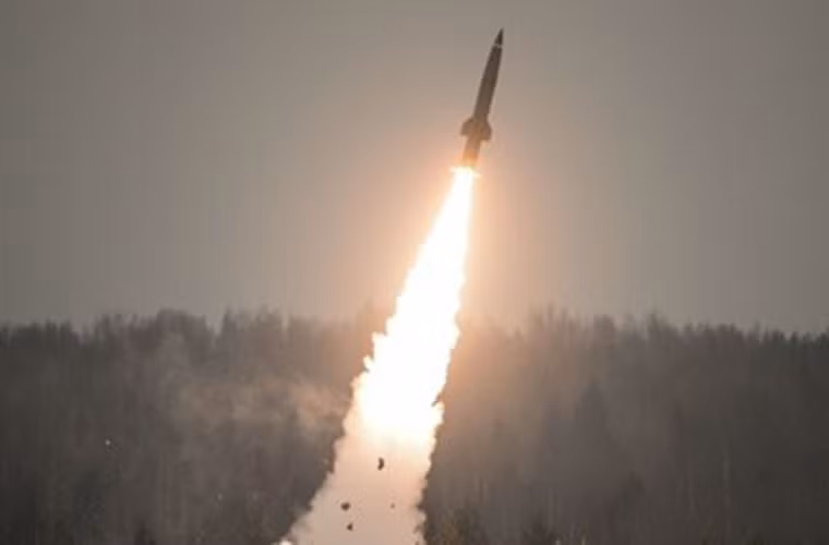 Tổ hợp tên lửa chiến thuật Tochka-U dùng để tiêu diệt các mục tiêu có kích cỡ nhỏ (các phương tiện mặt đất của các tổ hợp trinh sát – tấn công, các trạm điều khiển, sân bay, các nguồn dự trữ, kho đạn, nhiên liệu…) trong chiều sâu phòng thủ của địch.