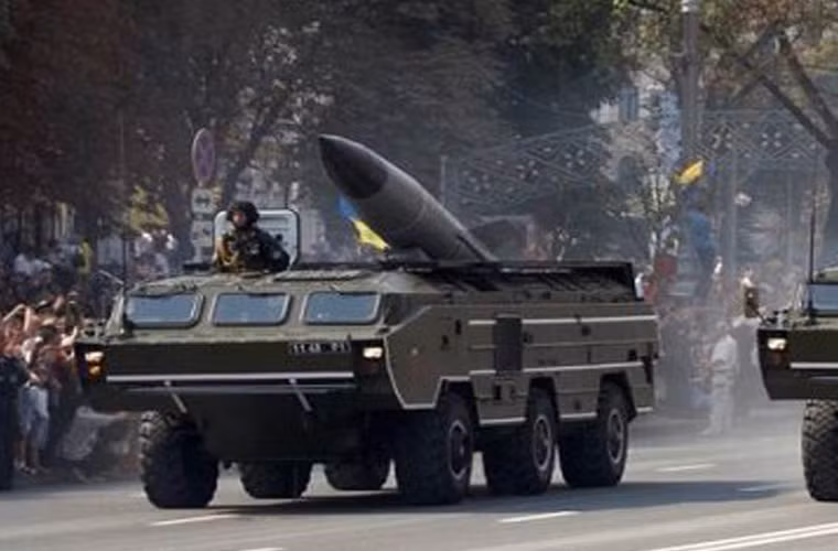 Tên lửa được vận chuyển và phóng đi trên xe mang phóng tự hành 9P129, tổ hợp này sử dụng hệ thống dẫn đường quán tính.