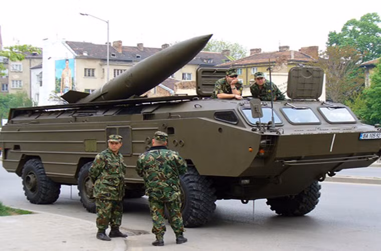 Xe được trang bị động cơ diesel 5D20B-300 công suất 300 mã lực cho phép 9P129 chạy với tốc độ tối đa 60 km/h trên đường nhựa, bơi với vận tốc 8 km/h; tầm hoạt động 650 km; leo được dốc 60%; vượt vật cản cao 0,5 m và vượt hào rộng 1,2 m.