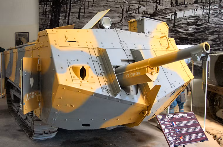 Quay lại hệ thống vũ khí trên Saint-Chamond, nó được trang bị một pháo chính 75mm cố định ngay phía trước đầu xe và chỉ có thể thay đổi góc bắn bằng cách di chuyển toàn bộ phần thân. Thiết kế này ngày nay có vẻ lỗi thời nhưng vào năm 1917 đây lại được xem là bước đột phá mới trong công nghệ chế tạo xe tăng, khi nó cho xe tăng góc bắn rộng và linh hoạt hơn so với việc bố trí pháo ở hai bên thân. Nguồn ảnh: primeportal.net.