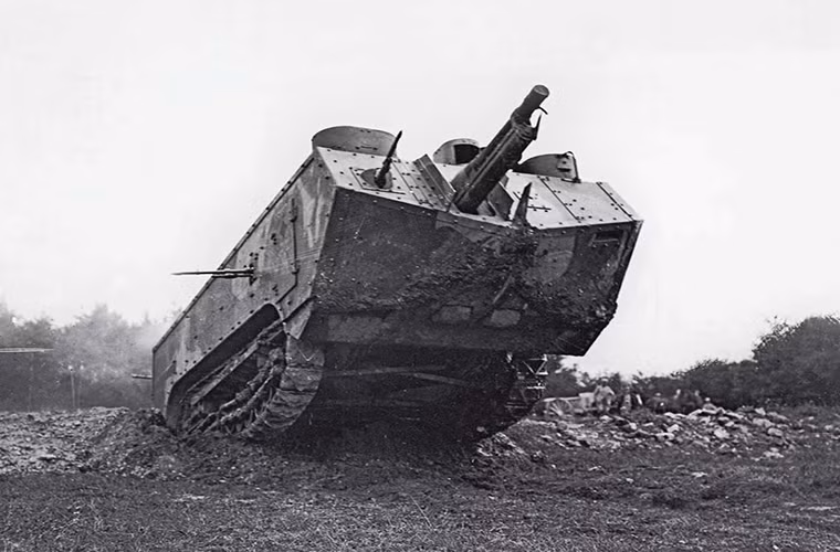 Theo đó khung bánh xích truyền động trên Schneider CA1 và Saint-Chamond đều là những sản phẩm cải tiến từ các mẫu máy đầu kéo công nghiệp do Công ty Holt của Mỹ chế tạo. Do đó hiệu suất hoạt động của mẫu khung gầm này không hề cao, thậm chí chúng còn bị giới hạn trên một số loại địa hình do chiều dài giữa khung gầm và thân xe không tương xứng. Nguồn ảnh: Quarto Knows.