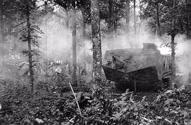 Và còn rất nhiều nhược điểm khác trên chiếc xe tăng hạng nặng này, đến nỗi hầu hết binh sĩ Pháp đều không muốn phục vụ trên Saint-Chamond. Bản thân sĩ quan chỉ huy các đơn vị xe tăng đầu tiên của Pháp cũng chẳng mặn mà mấy với Saint-Chamond, khi họ liên tục than phiền về nó lên chính phủ Paris. Dù vậy đến cuối cuộc chiến vẫn có 400 chiếc Saint-Chamond được chế tạo trong giai đoạn từ 1917-1918. Nguồn ảnh: pro-tank.ru.