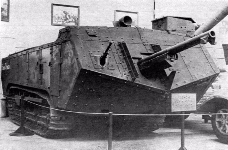 Xét trên nhiều khía cạnh hệ thống động cơ và khung gầm trên Saint-Chamond dù chưa hoàn hảo nhưng vẫn đảm bảo cho nó khả năng hoạt động tốt hơn so với một số mẫu xe tăng cùng thời. Vậy điều gì khiến Saint-Chamond bị cầm chân trên chiến trường ? Câu trả lời chính là thiết kế khung thân quá khổ của nó. Nguồn ảnh: Landships WW1.