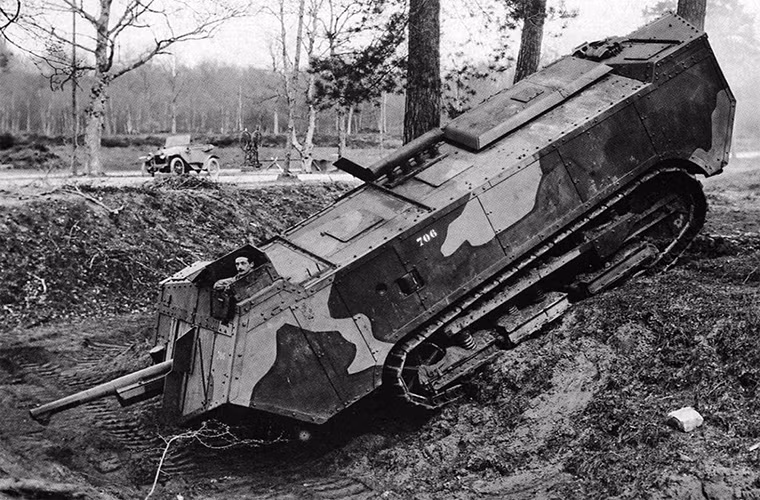 Với phần thân dài gần 9m chưa kể chiều dài nòng pháo chính, Saint-Chamond thực sự gặp khó khăn lớn khi muốn vượt qua bất kỳ con dốc hay chướng ngại vật nào. Người Pháp đã quá tham lam khi cố nhiều nhét quá nhiều thứ vào bên trong Saint-Chamond, vô tình biến nó thành một “lô cốt” bọc thép di động hơn là một phương tiện chiến đấu. Nguồn ảnh: pro-tank.ru.