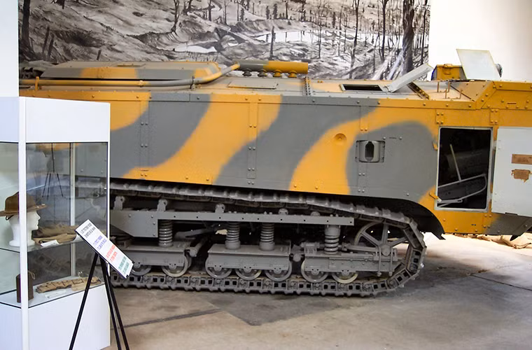 Nhìn chung dù còn nhiều nhược điểm và hạn chế nhưng Saint-Chamond vẫn thể hiện được tính ưu việt của một phương tiện bọc thép trên chiến trường nhất là khả năng che chắn cho bộ binh trước hỏa lực bắn thẳng của đối phương. Mặt khác nó cũng là một phương tiện hổ trợ hỏa lực chiến trường khá tốt với cách bố trí hỏa lực phù hợp hơn so với một số dòng xe tăng. Nguồn ảnh: primeportal.net.