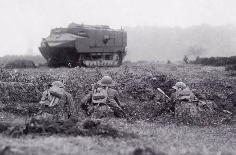 Với xu thế đó, nước Pháp không thể đứng ngoài cuộc trong cuộc đua xe tăng đang ngày càng lan rộng ra khắp châu Âu và họ cảm thấy mình cần làm một điều đó. Rồi điều gì đến cũng sẽ đến, Quân đội Pháp lần đầu tiên đưa xe tăng vào tham chiến trong đầu năm 1917 với mẫu xe tăng nội địa Schneider CA1 và không lâu sau đó là sự ra đời của “quái thú” vùng Saint-Chamond, xe tăng hạng nặng Saint-Chamond. Nguồn ảnh: Quarto Knows.