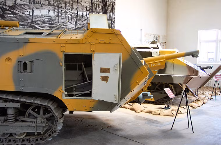 Ngoài pháo 75mm, Saint-Chamond còn được trang bị bốn súng máy 8mm Hotchkiss với hai phía trước đầu xe và hai bên thân. Thiết kế ụ súng máy trên Saint-Chamond cũng khá linh hoạt cho phép xạ thủ có thể quan sát xung quanh dễ dàng, nhưng bù lại họ dễ bị các tay súng bắn tỉa của đối phương tấn công. Nguồn ảnh: primeportal.net.