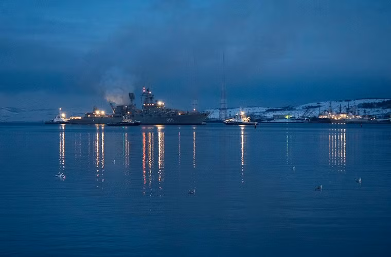 Theo Bộ Quốc phòng Nga vào cuối tháng 12 năm ngoái Hạm đội Biển Bắc của nước này đã chính thức đưa vào trang bị trở lại tuần dương hạm Đô đốc Ustinov - một trong ba tàu tuần dương lớp Slava có trong biên chế của Hải quân Nga. Được biết để hoàn tất quá trình nâng cấp tàu Đô đốc Ustinov, Hải quân Nga đã mất hơn 4 năm nhưng bù lại nó có thể phục vụ thêm ít nhất vài thập kỷ nữa. Nguồn ảnh: Bộ Quốc phòng Nga.