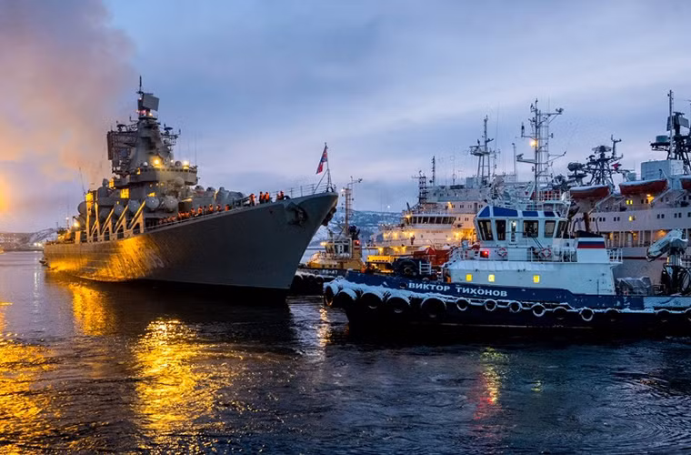 Với thiết kế hệ thống vũ khí cố định trên các tàu Slava, việc nâng cấp hệ thống vũ khí trên gần như là không thể thay vào đó Hải quân Nga chỉ có thể đại tu hoặc sửa chữa các tổ hợp vũ khí này. Do đó về cơ bản tàu Đô đốc Ustinov vẫn sẽ được trang bị hệ thống vũ khí như cũ. Nguồn ảnh: Bộ Quốc phòng Nga.