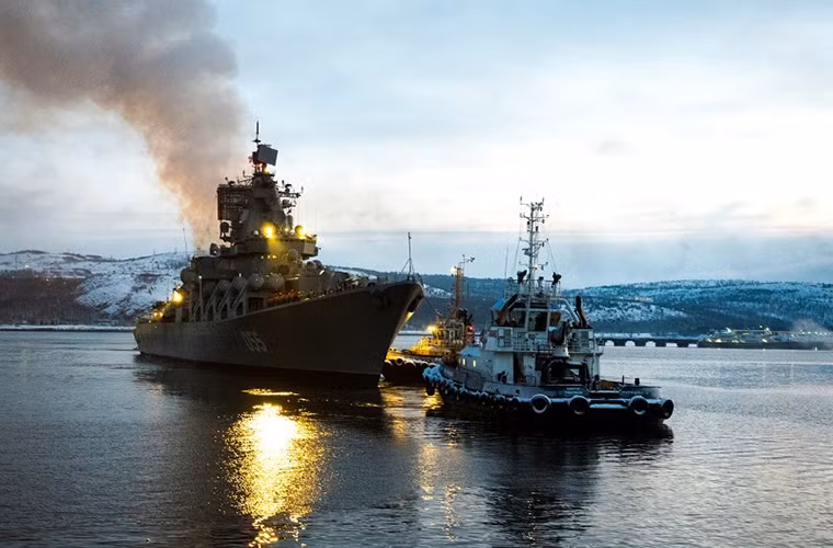 Với việc đưa vào trang bị tàu tuần dương Đô đốc Ustinov, Hạm đội Biển Bắc sẽ sở hữu bộ ba tàu chiến mạnh nhất của Nga hiện nay là tàu sân bay Đô đốc Kuznetsov, tuần dương hạm hạt nhân Pyotr Đại đế và cuối cùng là tuần dương hạm Đô đốc Ustinov. Nguồn ảnh: Bộ Quốc phòng Nga.
