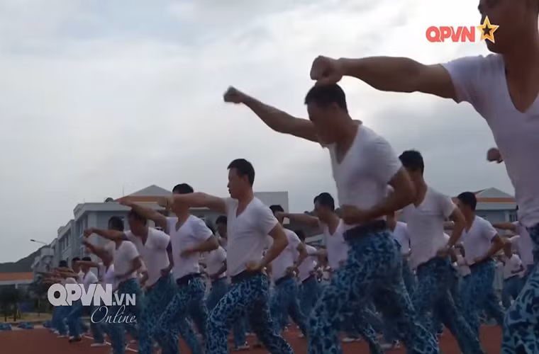 Bên cạnh đó, cơ sở vật chất đảm bảo cho huấn luyện thể lự ở Lữ đoàn 189 khá đầy đủ với 10 sân bóng chuyền, hai sân bóng rổ, một bể bơi lớn, hai sân tenis, bốn sân bóng đá mini cùng ba khu huấn luyện thể lực dành cho riêng cho bộ đội hải quân. Nguồn ảnh: QPVN.