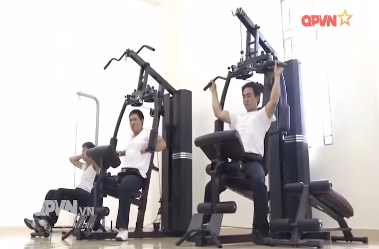 Khi thời tiết không thuận lợi bộ đội có thể tập luyện tại các phòng tập năng với trang thiết bị hiện đại đáp ứng các kế hoạch huấn luyện thể lực của đơn vị. Nguồn ảnh: QPVN.