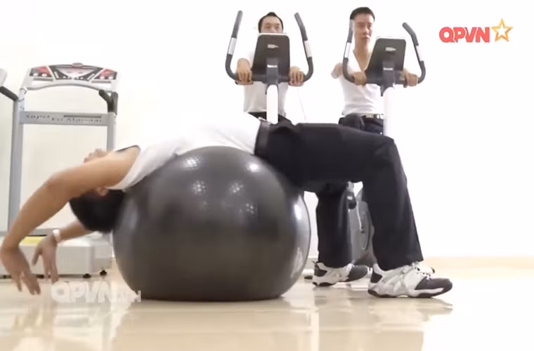 Ngoài cơ sở vật chất và trang thiết bị hiện đại, Lữ đoàn 189 còn phân công cán bộ chuyên trách huấn luyện thể lực hướng dẫn bộ đội rèn luyện đúng phương pháp, với kế hoạch huấn luyện đặc biệt dành riêng cho bộ đội tàu ngầm. Nguồn ảnh: QPVN.