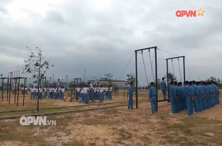 Được biết ngay trong ngày đầu ra quân huấn luyện tại Lữ đoàn 189, nội dung đầu tiên được lữ đoàn tổ chức là chạy bộ 3km đối với toàn bộ cán bộ, chiến sĩ trong đơn vị. Cuộc chạy bộ còn là một kỳ kiểm tra sức bền thể lực đối với các kíp chiến đấu. Nguồn ảnh: QPVN.