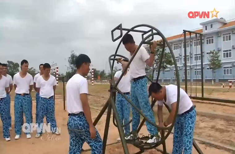 Ngoài kế hoạch huấn luyện thể lực của đơn vị, các bộ chiến sĩ của Lữ đoàn tàu ngầm 189 còn tự rèn luyện thể lực cá nhân theo thế mạnh của mỗi người nhằm tăng cường thể lực đáp ứng từng loại nhiệm vụ được giao. Nguồn ảnh: QPVN.