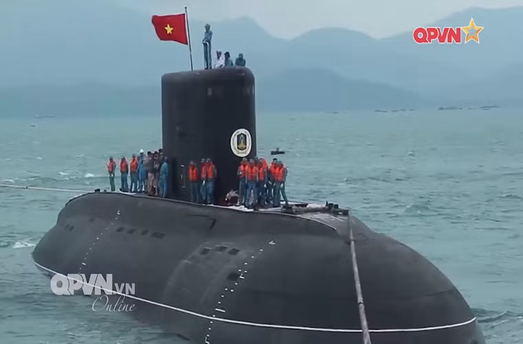 Đặc biệt đối với bộ đội tàu ngầm làm nhiệm vụ trên các biên đội tàu Kilo 636, rèn luyện thể lực dẻo dai, bền bỉ là một trong những yếu tố quan trọng để đáp ứng các điều kiện thực hiện nhiệm vụ đặc biệt và dài ngày trên biển. Nguồn ảnh: QPVN.