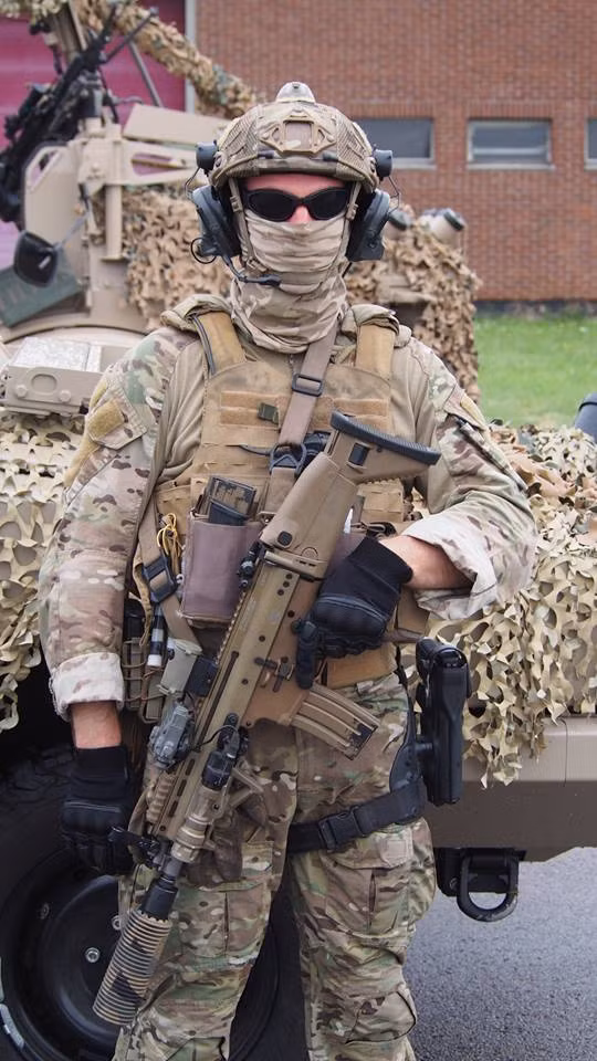 Trong ảnh là một đội viên SFG với trang bị tiêu chuẩn gồm một khẩu FN SCAR, súng lục FN Five-seven và quân trang tác chiến tương tự một số nước Châu Âu. Nguồn ảnh: Belgian Elite Units.