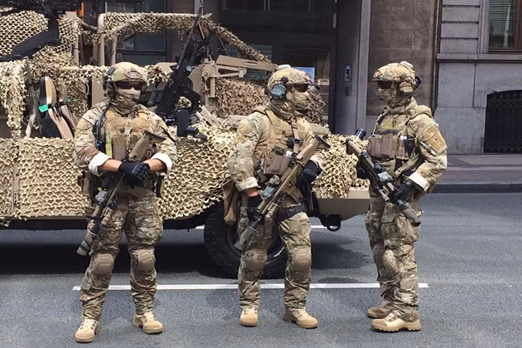 Các hạt nhân chính trong SFG được tuyển chọn trực tiếp từ lực lượng phản ứng nhanh Immediate Reaction Cell (IRC) trực thuộc Quân đội Bỉ vốn thiên về khả năng tác chiến đổ bộ đường không. Và để được tham gia SFG, đội viên của IRC phải có thâm niên hoạt động ít nhất 3 năm tại lực lượng này. Nguồn ảnh: Belgian Elite Units.