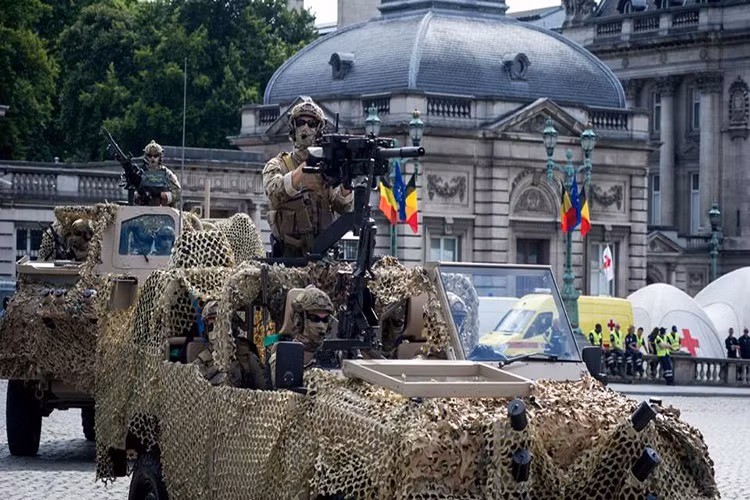 Do quy mô cũng như yêu cầu nhiệm vụ hạn chế, nên trang bị của SFG tương đối đơn giản chú trọng vào khả năng cơ động và trang bị cá nhân cho từng thành viên hơn là được vũ trang hạng nặng như một số nước Châu Âu khác. Trong ảnh là đội viên SFG với mẫu xe bọc thép Jankel FOX trong buổi giới thiệu gần đây. Nguồn ảnh: Belgian Elite Units.