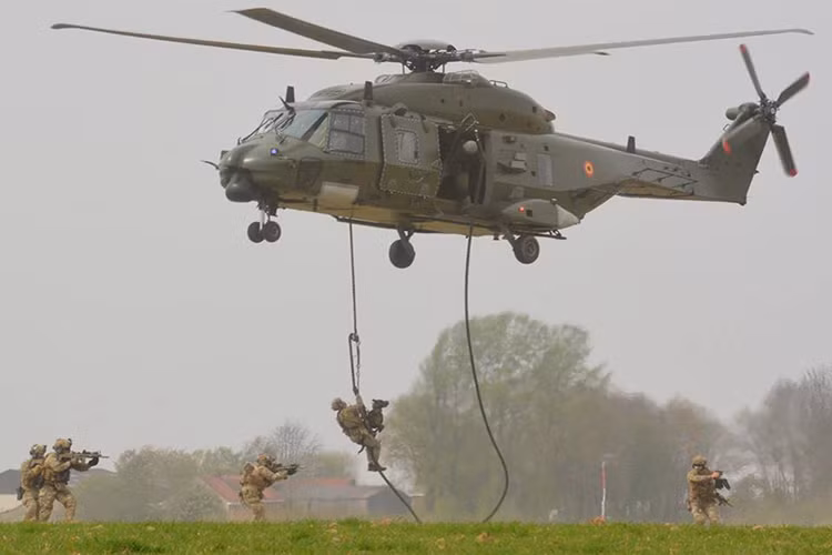 Trong ảnh là một nhóm SFG huấn luyện diễn tập đổ bộ đường không với trực thăng vận tải đa năng NH-90. Nguồn ảnh: Belgian Elite Units.