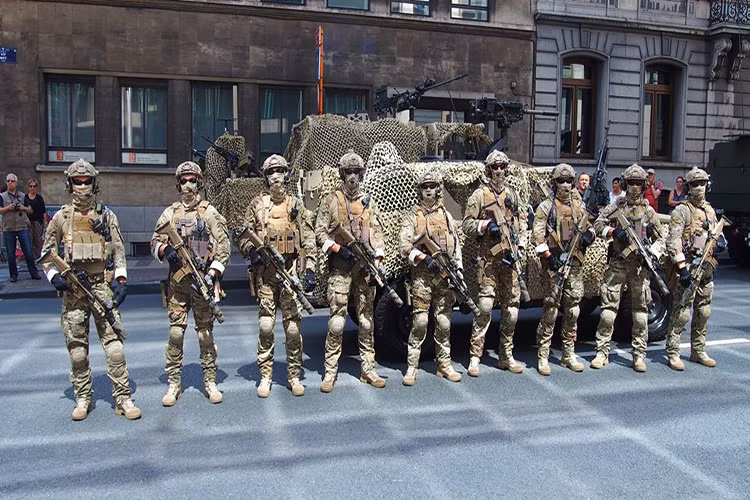 Giống như nhiều đơn vị đặc nhiệm khác trên thế giới SFG có nhiệm vụ thực hiện các hoạt động tác chiến đặc biệt, bảo vệ lợi ích hay an ninh quốc gia của Bỉ trước các mối đe dọa từ bên ngoài. Điều này ta có thể thấy rõ thông qua các hoạt động của SFG trong thời gian gần đây khi nước Bỉ liên tiếp bị các phần tử khủng bố cực đoan tấn công. Nguồn ảnh: Belgian Elite Units.