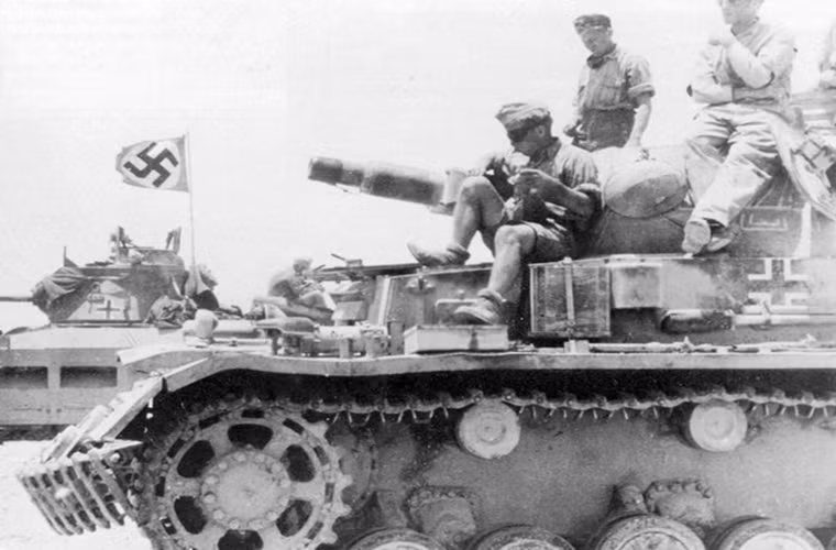 Tại Bắc Phi, Đức không chỉ xây dựng các đơn vị thiết giáp Beutepanzer mà còn cả các đơn vị Luftwaffe từ các máy bay chiến đấu họ tịch thu được từ quân Anh. Điển hình như đơn vị không quân KG 200 Luftwaffe với những chiếc tiêm kích Supermarine Spitfire. Nguồn ảnh: beutepanzer.ru.