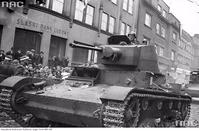 Tương tự như Tiệp Khắc, khi chiếm được Ba Lan điều đầu tiên người Đức nhắm đến chính là kho vũ khí của Warszawa. Dù không sở hữu lực lượng thiết giáp quá nổi trội nhưng Ba Lan vẫn có thứ mà quân Đức cần, trong số đó có thể kể tới mẫu xe tăng hạng nhẹ 7TPM được trang bị pháo 37mm Bofors wz.37. Nguồn ảnh: ModDB.