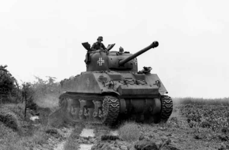 Đến năm 1945, khi chiến tranh gần kết thúc số lượng xe tăng Mỹ được Beutepanzer tận dụng ngày càng nhiều thậm chí họ còn không sơn lại xe mà giữ nguyên chúng để có thể phục kích các đơn vị Đồng Minh dễ dàng hơn. Một trong những chiến dịch nổi tiếng nhất của Đức với những chiếc xe tăng Mỹ là Operation Greif diễn ra vào cuối năm 1944. Nguồn ảnh: Beutepanzer.