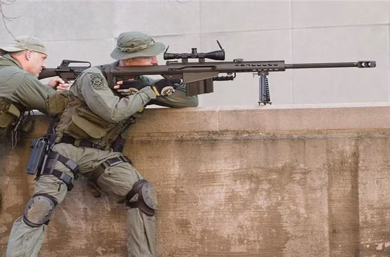 M82 được trang bị kính ngắm quang học hoặc kính ngắm hồng ngoại tùy thuộc vào nhiệm vụ.