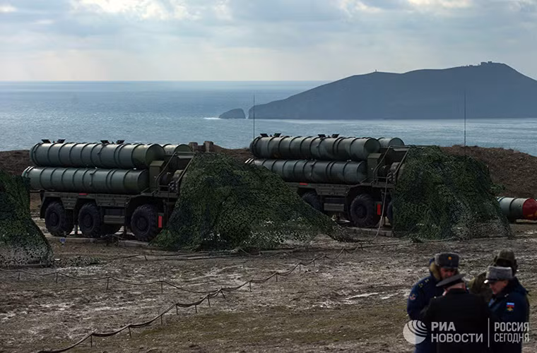 Cơ cấu một tổ hợp S-400 gồm có: trung tâm chỉ huy di động 30K6E, hệ thống radar giám sát 91N6E, hệ thống radar đa năng 92N6E hoặc 92N2E và cuối cùng là các bệ phóng tên lửa di động 5P85TE2 với khoảng 3 xe phóng mang theo tối đa 12 ống phóng. Nguồn ảnh: RIA Novosti.