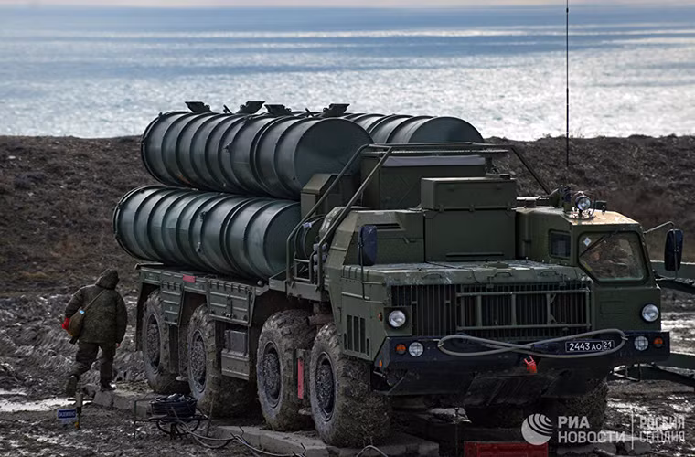 Đây là lần đầu tiên Moscow triển khai S-400 đến Crimea kể từ khi bán đảo này trở lại thành một phần lãnh thổ của Nga vào năm 2014. Động thái này được cho là nhằm răn đe NATO hay gần hơn Kiev trước các hoạt động khiêu khích quân sự gần biên giới Nga trong thời gian gần đây. Nguồn ảnh: RIA Novosti.