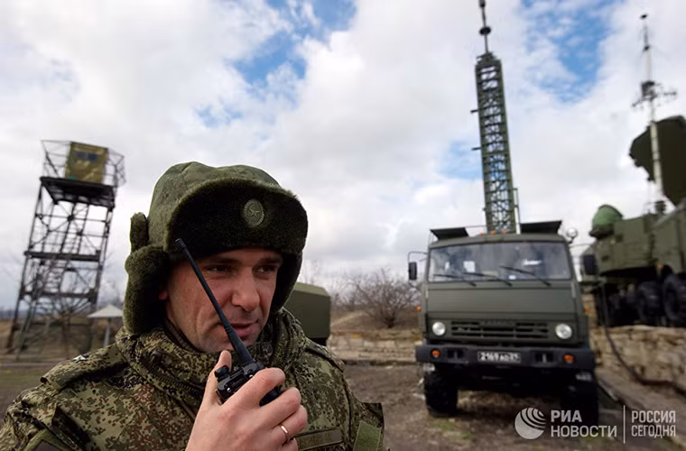 Theo đó với khả năng của S-400, nó sẽ đảm nhận việc bảo vệ toàn bộ không phận Crimea và một phần lãnh thổ Nga tại biển Đen trước mọi mối đe dọa từ trên không. Bên cạnh đó tại Crimea, Nga còn có các đơn vị tên lửa phòng không S-300 và với bộ đôi tên lửa phòng không tầm xa này sẽ khó có kẻ thù nào dám đối đầu với Nga tại khu vực này. Nguồn ảnh: RIA Novosti.