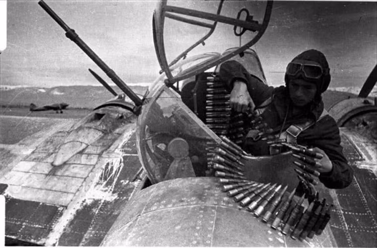 Hình ảnh xạ thủ súng máy trên máy bay ném bom Ilyushin DB-3 của Liên Xô trong CTTG 2 đang kiểm tra lại dây đạn 20mm của mình trước giờ xuất kích. Nguồn ảnh: English Russia.